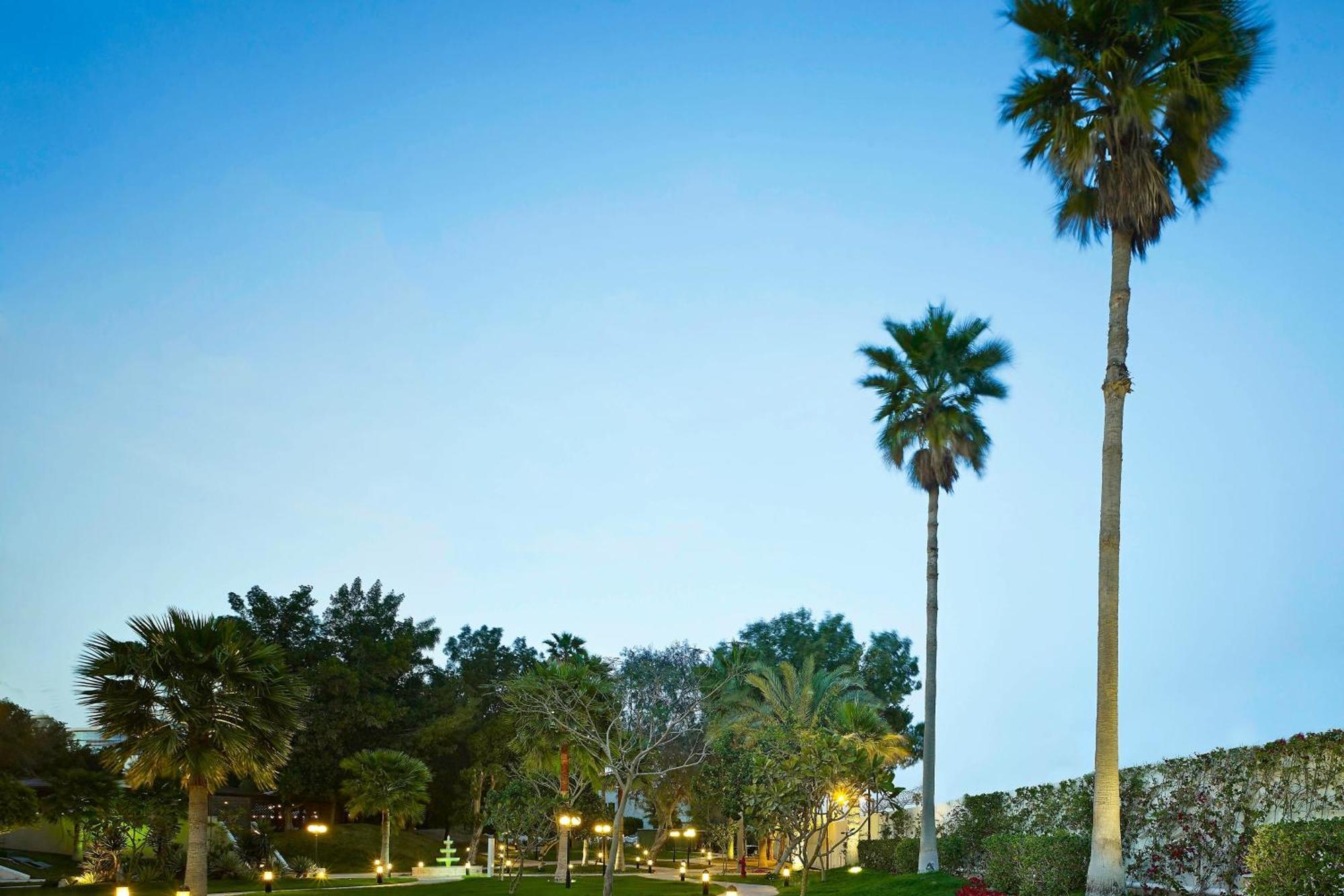 艾美度假酒店 阿可贺巴 外观 照片 Palm trees at the University of California, Irvine
