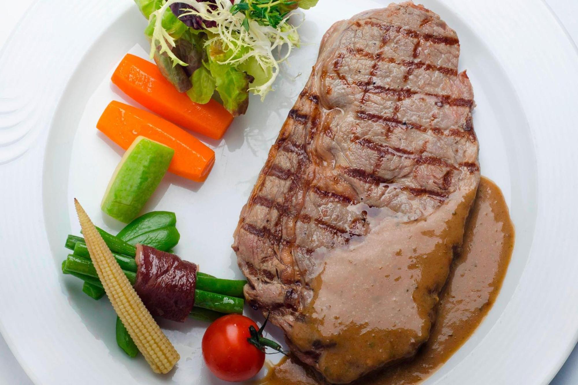艾美度假酒店 阿可贺巴 外观 照片 A steak with vegetables