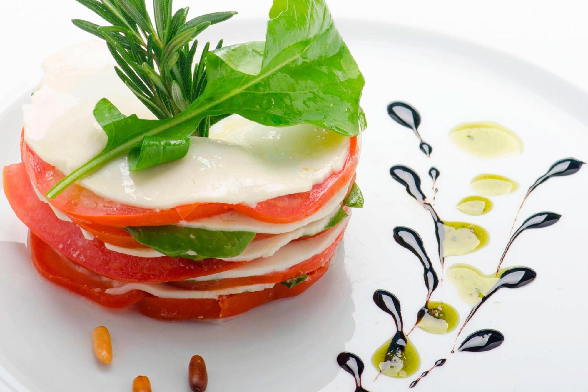 艾美度假酒店 阿可贺巴 外观 照片 A caprese salad