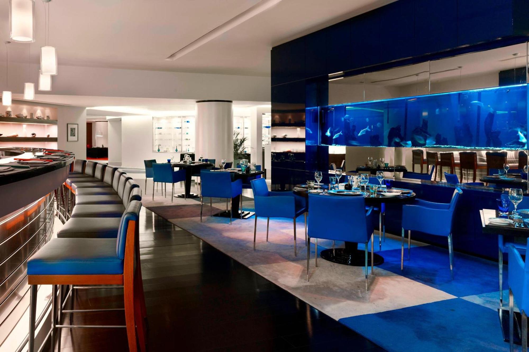 艾美度假酒店 阿可贺巴 外观 照片 The Blue Water Lounge at London Heathrow Airport