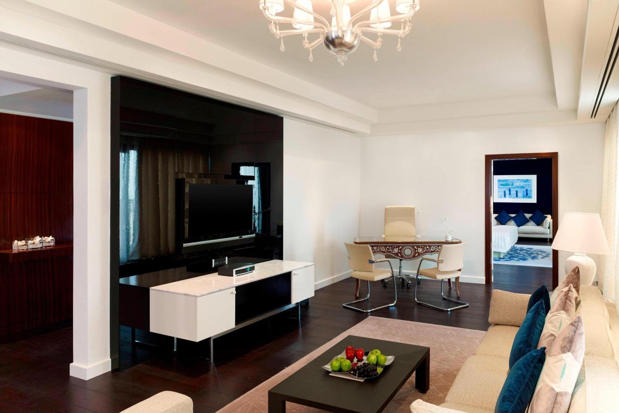 艾美度假酒店 阿可贺巴 外观 照片 A living room in a suite at the Ritz-Carlton, Moscow
