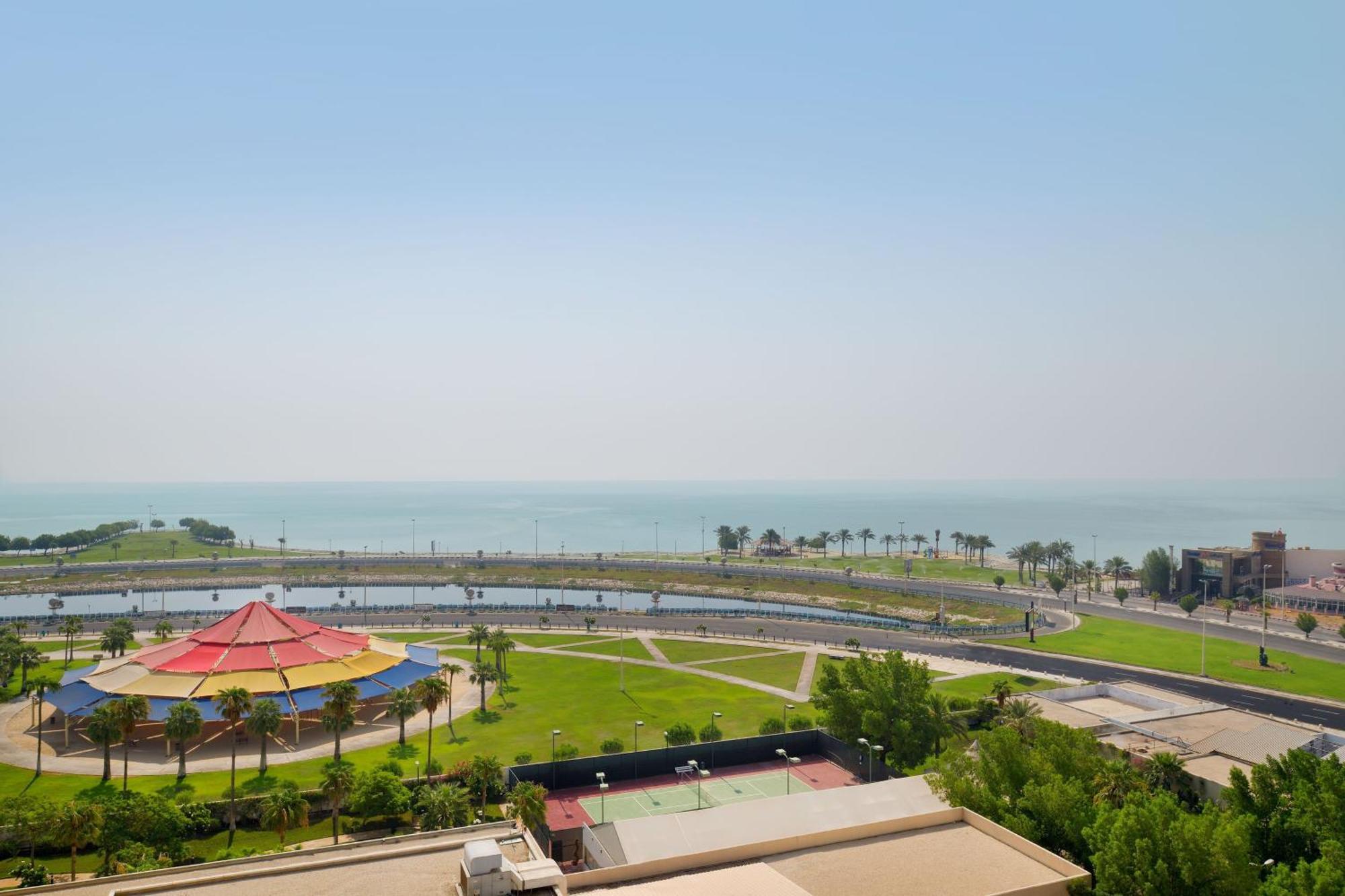 艾美度假酒店 阿可贺巴 外观 照片 View of the stadium from the hotel